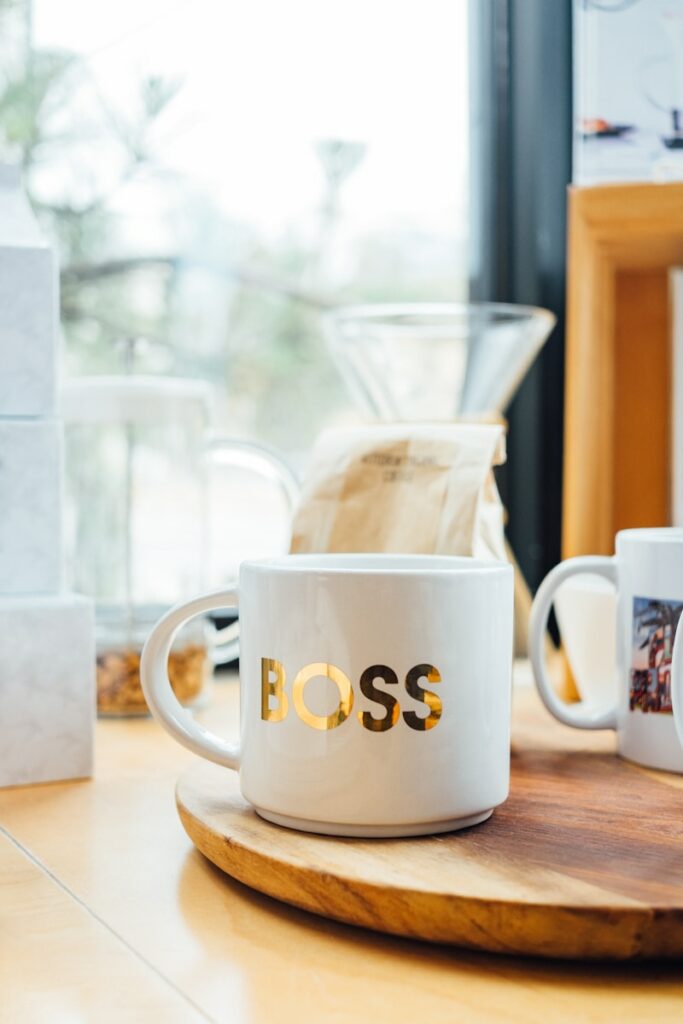 Tasse en céramique avec écrit dessus "Boss" pour illustrer l'autonomie du CPF par rapport à un employeur